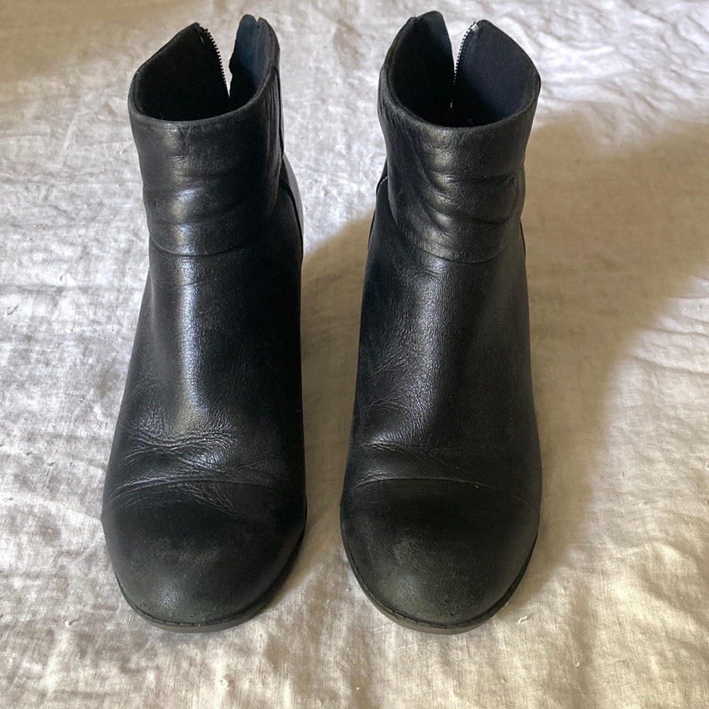 Clarks Genuine Soft Leather Woman Heeled Ankle Boot, Black, Size 10